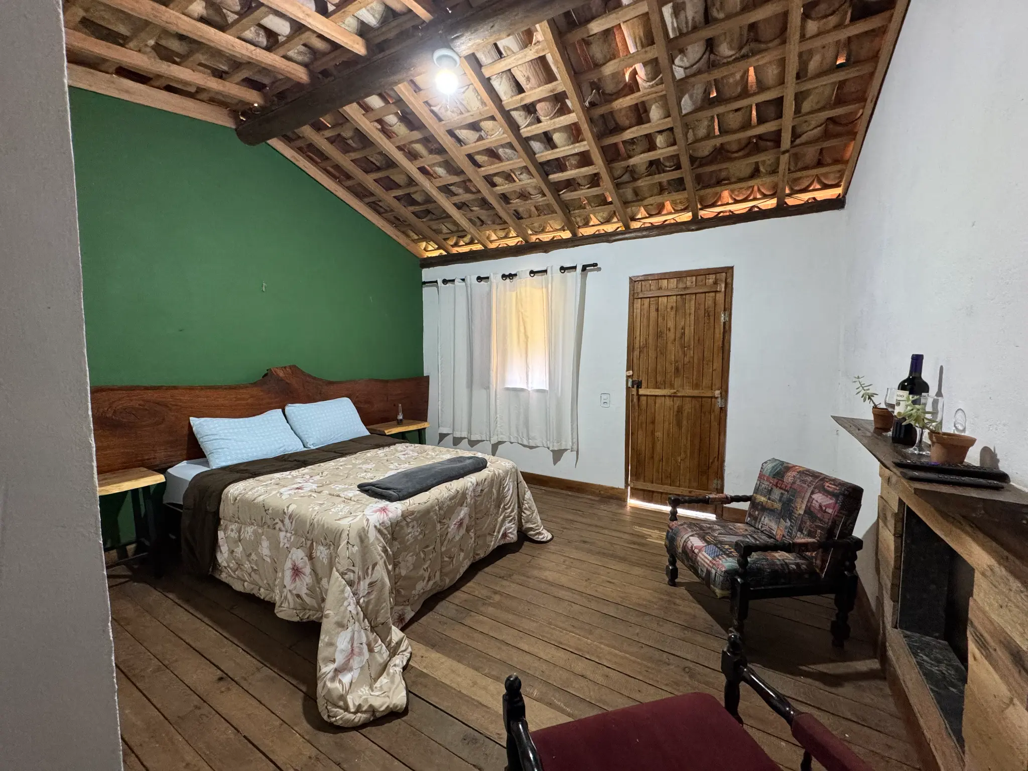 Quarto aconchegante do chalé com cama de casal