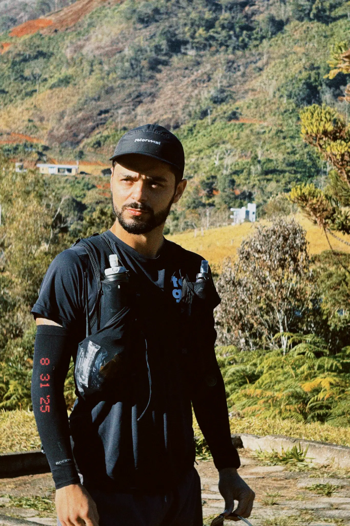 Experiência Essencial - Atleta equipado na montanha