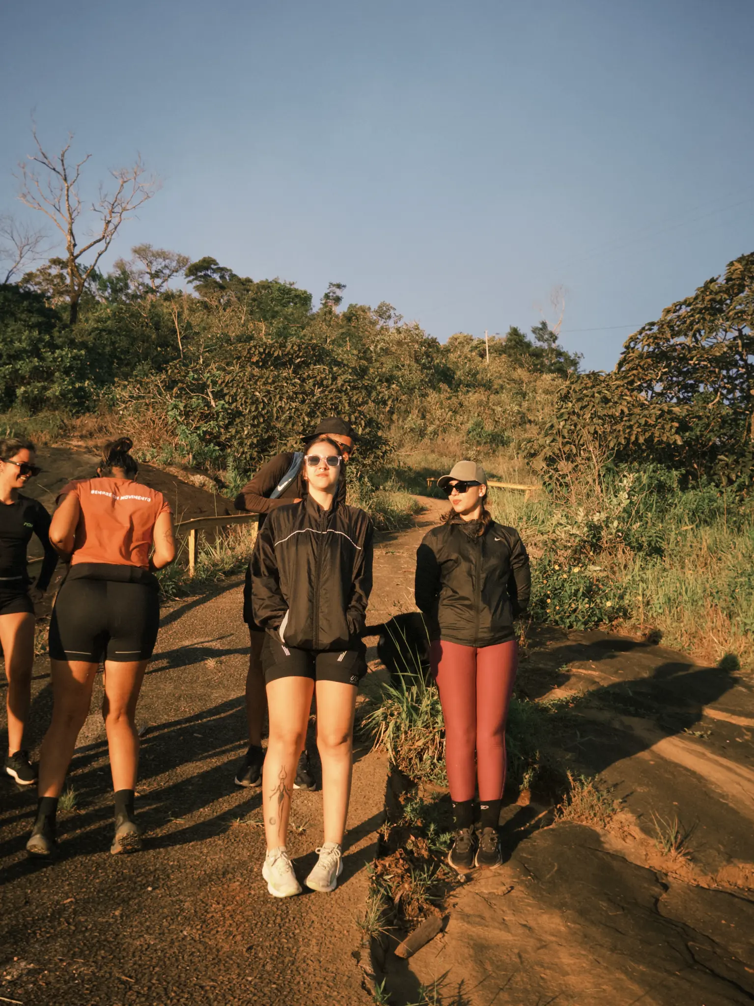 Atletas em mirante rochoso